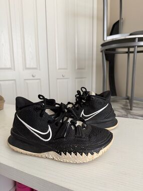 Nike Kyrie Size 4.5Y
